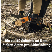 Scie de jardin sans fil Worx coupant une branche. Worx Logo. Texte: Jusqu'à 110 coupes sur des branches de 5 centimètres d'épaisseur par charge.