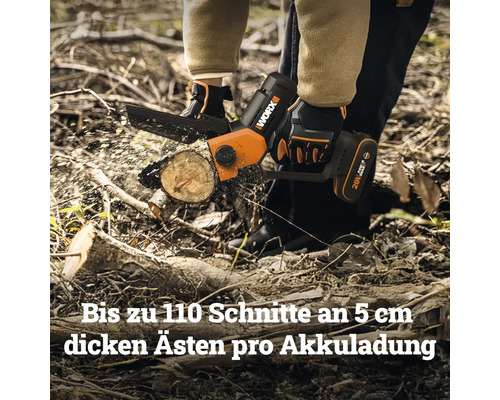 Scie de jardin sans fil Worx coupant une branche. Worx Logo. Texte: Jusqu'à 110 coupes sur des branches de 5 centimètres d'épaisseur par charge.