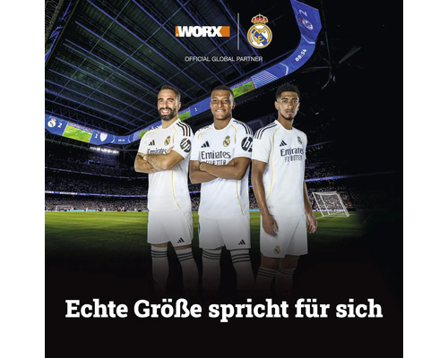 Logo Worx, Logo Real Madrid, partenaire mondial officiel, trois footballeurs dans le stade.