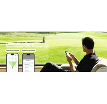Un homme contrôle un système d'arrosage IrriSense via une application pour smartphone, tandis qu'un arroseur de pelouse arrose le jardin.