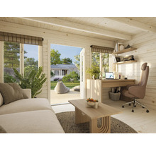 Intérieur lumineux d'un abri de jardin en bois avec bureau, chaise ergonomique, canapé et vue sur le jardin par des portes vitrées.