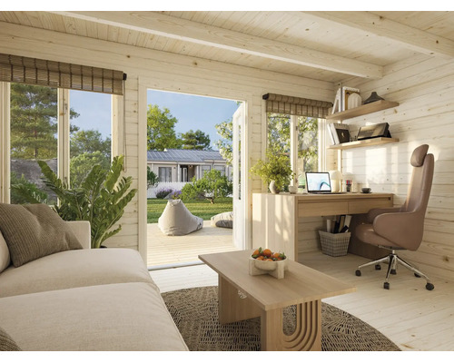 Intérieur lumineux d'un abri de jardin en bois avec bureau, chaise ergonomique, canapé et vue sur le jardin par des portes vitrées.