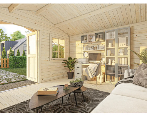 Abri de jardin en bois clair aménagé en bureau à domicile avec bureau, étagères et coin salon, vue sur le jardin par la porte ouverte.