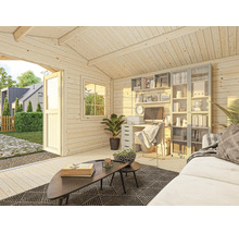 Abri de jardin en bois clair aménagé en bureau à domicile avec bureau, étagères et coin salon, vue sur le jardin par la porte ouverte.