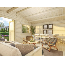 Intérieur lumineux d'un abri de jardin en bois clair avec canapé, fauteuils, table à manger et vue sur le jardin par une porte ouverte.