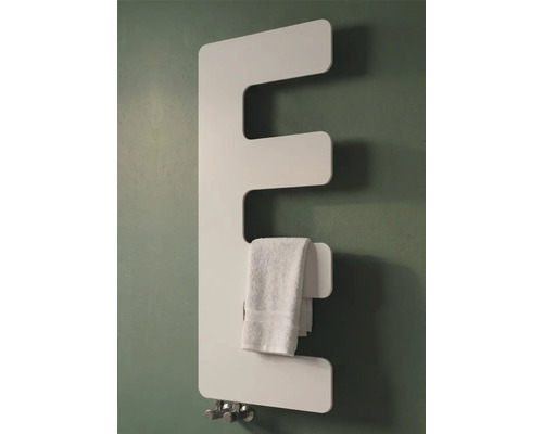 Radiateur design moderne en forme de E blanc fixé au mur avec une serviette suspendue.