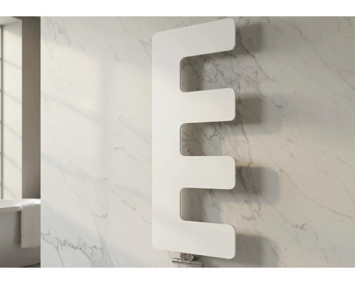 Radiateur de salle de bains moderne blanc en forme de E, monté sur un mur à effet marbre à côté d'une baignoire.