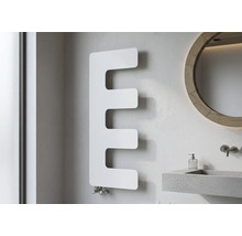 Radiateur design moderne en forme de E dans une salle de bains claire, à côté d'un lavabo en béton et d'un miroir rond.