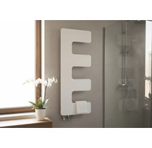 Sèche-serviettes moderne en forme de E dans une salle de bains lumineuse, fixé au mur carrelé à côté d'une douche et d'une orchidée.