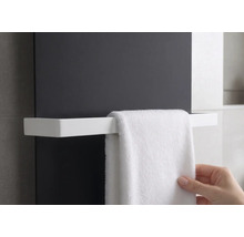 Porte-serviettes rectangulaire blanc monté sur un radiateur anthracite avec une serviette en éponge blanche.