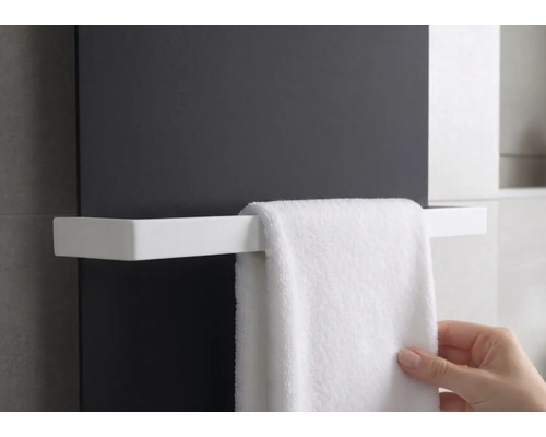 Porte-serviettes rectangulaire blanc monté sur un radiateur anthracite avec une serviette en éponge blanche.