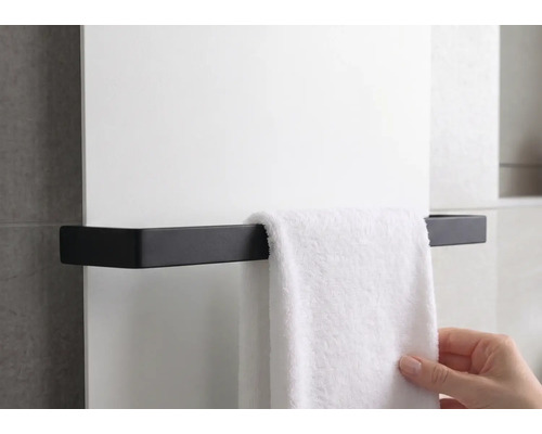 Porte-serviette noir pour radiateur, design angulaire, avec une serviette suspendue.