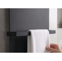 Porte-serviettes moderne noir monté sur un radiateur plat avec une serviette blanche.