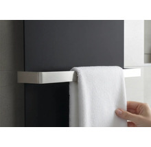 Porte-serviettes argenté pour radiateur avec une serviette blanche.