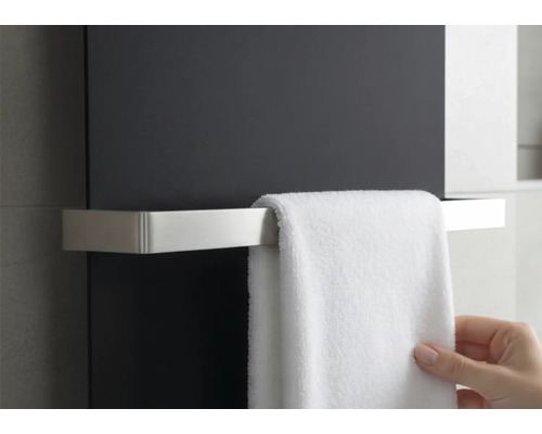 Porte-serviettes argenté pour radiateur avec une serviette blanche.
