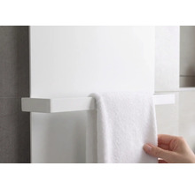 Porte-serviettes blanc sur un radiateur de salle de bains plat avec une serviette.
