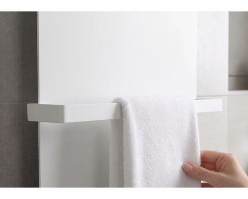Porte-serviettes blanc sur un radiateur de salle de bains plat avec une serviette.
