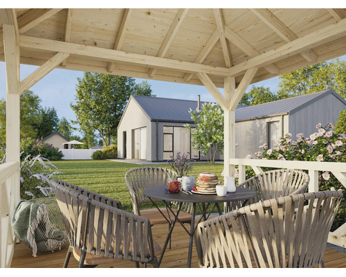 Pavillon en bois moderne avec un salon composé de chaises en corde tressée sur une terrasse en bois donnant sur un jardin et des maisons.