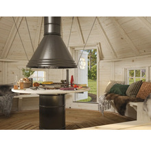 Innenansicht einer hölzernen Grillhütte mit zentraler Feuerstelle, Dunstabzugshaube, rundem Tisch und Sitzbänken mit Kissen und Fellen.