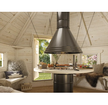 Intérieur d'un abri de barbecue en bois avec grill central, hotte aspirante et bancs avec coussins et peaux.