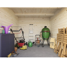 Heller, organisierter Innenraum eines Holz-Gartenhauses mit Rasenmäher, Keramikgrill, Leiter, Klappstühlen und Gartenzubehör auf grauem Boden.