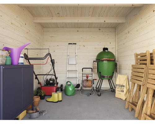 Innenansicht eines hellen Gartenhauses aus Holz mit Rasenmäher, Keramikgrill, Leiter, Schlauchtrommel und zusammengeklappten Gartenstühlen.