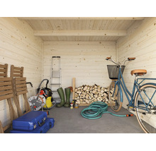 Intérieur d'un abri de jardin en bois avec espace pour un vélo, du bois de chauffage, un tuyau d'arrosage, un aspirateur et des outils.