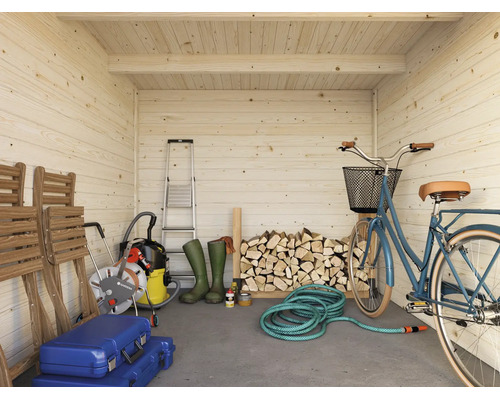 Intérieur d'un abri de jardin en bois avec espace pour un vélo, du bois de chauffage, un tuyau d'arrosage, un aspirateur et des outils.