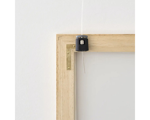 Crochet pour rails de galerie avec suspension par câble sur un cadre en bois