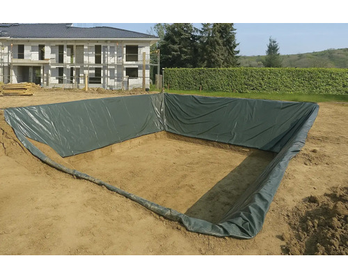 Construction d'un bassin de jardin avec une bâche de bassin dans une fosse creusée sur un chantier.