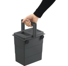 Main portant un seau en plastique gris avec poignée et couvercle comme solution de rangement.