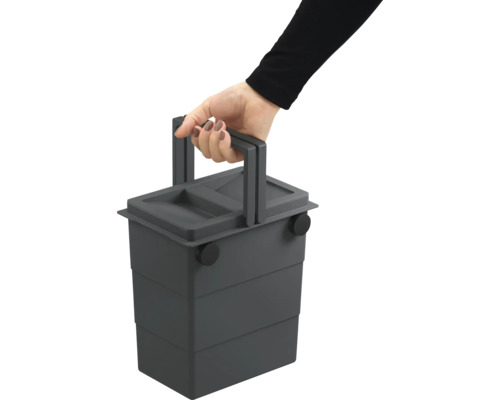 Main portant un seau en plastique gris avec poignée et couvercle comme solution de rangement.