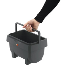 Une main tient un récipient rectangulaire en plastique avec poignée de transport Hailo.