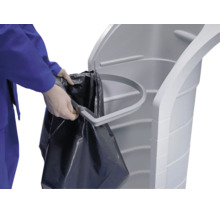 Personne fixant un sac poubelle sur le cadre d un support pour sac poubelle en plastique