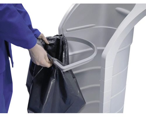 Personne fixant un sac poubelle sur le cadre d un support pour sac poubelle en plastique