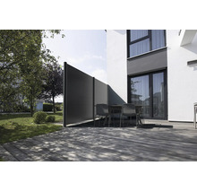 Brise-vue moderne composé de panneaux sur une terrasse en bois avec mobilier de jardin devant une maison.