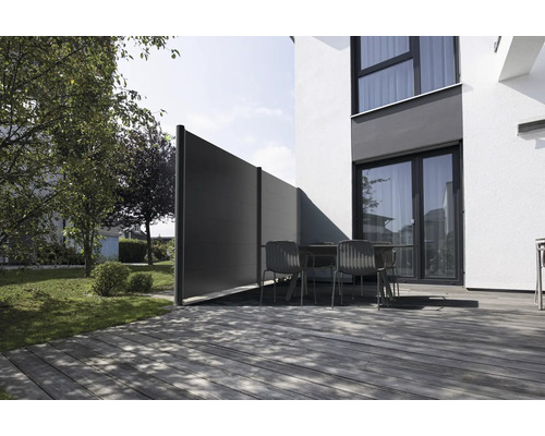 Brise-vue moderne composé de panneaux sur une terrasse en bois avec mobilier de jardin devant une maison.