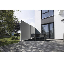Brise-vue moderne sur une terrasse en bois avec mobilier de jardin à côté d'une maison.