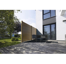 Pare-vue en panneaux sur une terrasse en bois devant une maison moderne avec des meubles de jardin et un jardin.