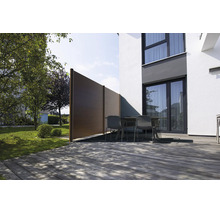 Terrasse moderne avec plancher en bois, mobilier de jardin et écran d'intimité brun composé d'éléments en WPC à côté d'un mur blanc.