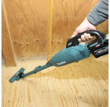 Aspirateur de table sans fil Makita 40 Volt Max utilisé sur un sol en bois.