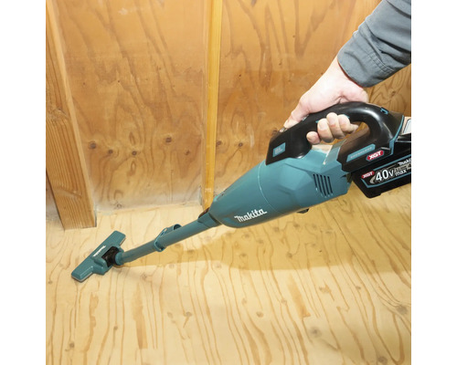 Aspirateur de table sans fil Makita 40 Volt Max utilisé sur un sol en bois.