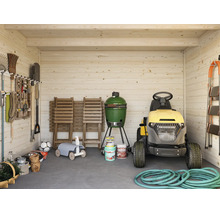 Abri de jardin en bois lumineux et organisé avec tondeuse autoportée, barbecue en céramique, chaises de jardin et outils suspendus au mur.