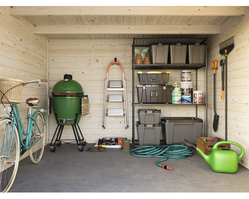 Organisiertes Gartenhaus mit Fahrrad, Keramikgrill, Trittleiter, Metallregal mit Lagerboxen, Gartenschlauch und Gießkanne.