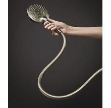 Douchette avec flexible aspect métal tenue par une main