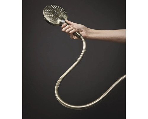 Douchette avec flexible aspect métal tenue par une main