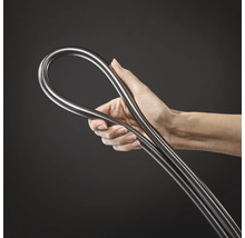 Main tenant un tuyau métallique flexible ou un tube en acier inoxydable pliable.