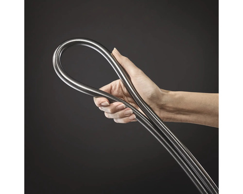 Main tenant un tuyau métallique flexible ou un tube en acier inoxydable pliable.