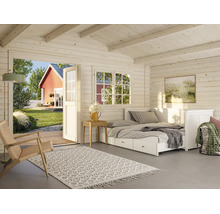 Innenansicht eines hellen, wohnlich eingerichteten Gartenhauses aus Holz mit Daybed, Sessel und Blick durch die openen Tür in den Garten.