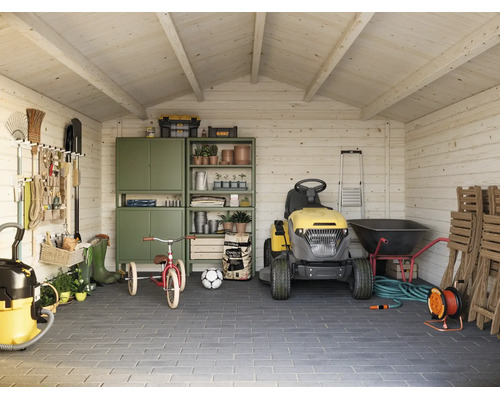 Abri de jardin en bois bien rangé avec armoire de rangement, tondeuse autoportée, outils de jardinage, tricycle et sol pavé.